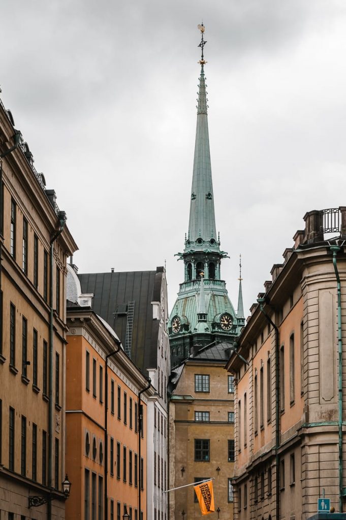 Tyska kyrkan - die deutsche Kirche zwischen alten Häusern in Gamla Stan.