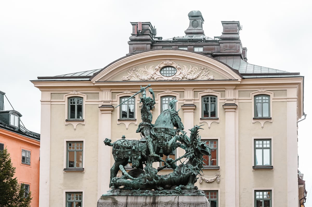 Bronzereplik der Statue "St. Georg und der Drache" in der Altstadt von Stockholm