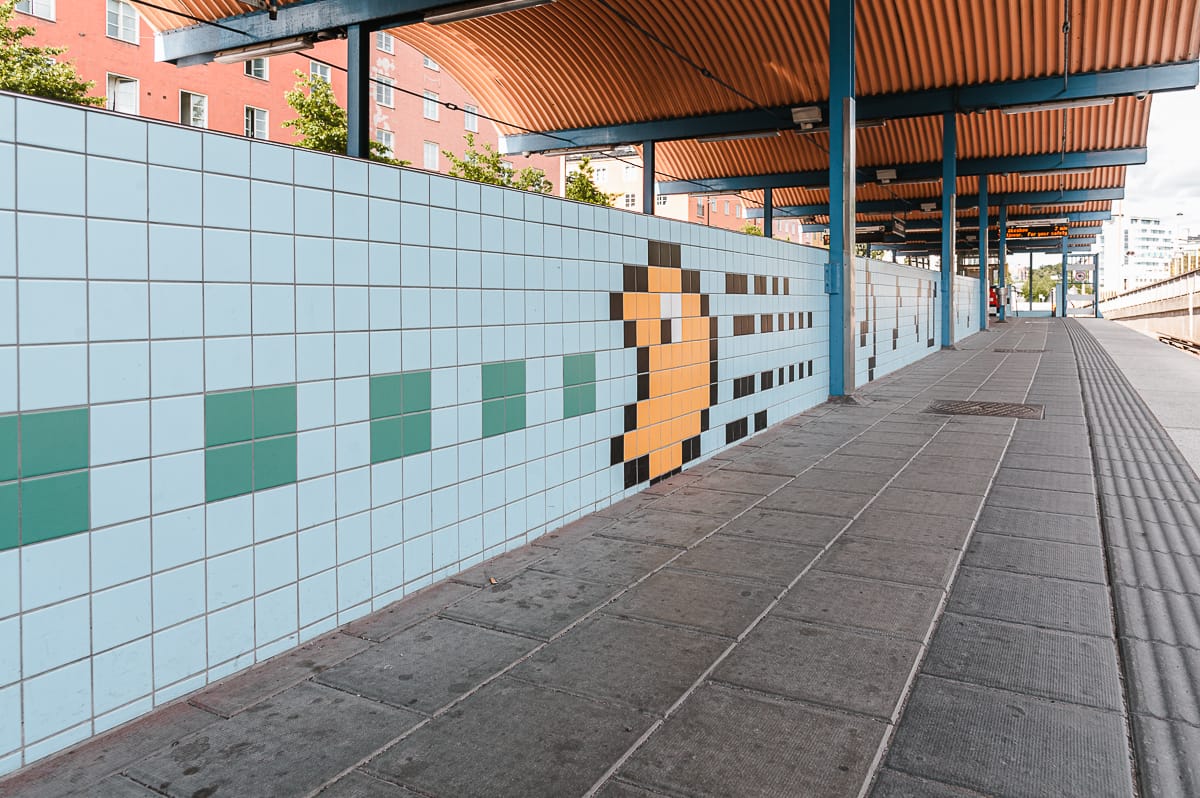 Pac-Man aus Fliesen in Thorildsplan (Tunnelbana-Haltestelle), Stockholm