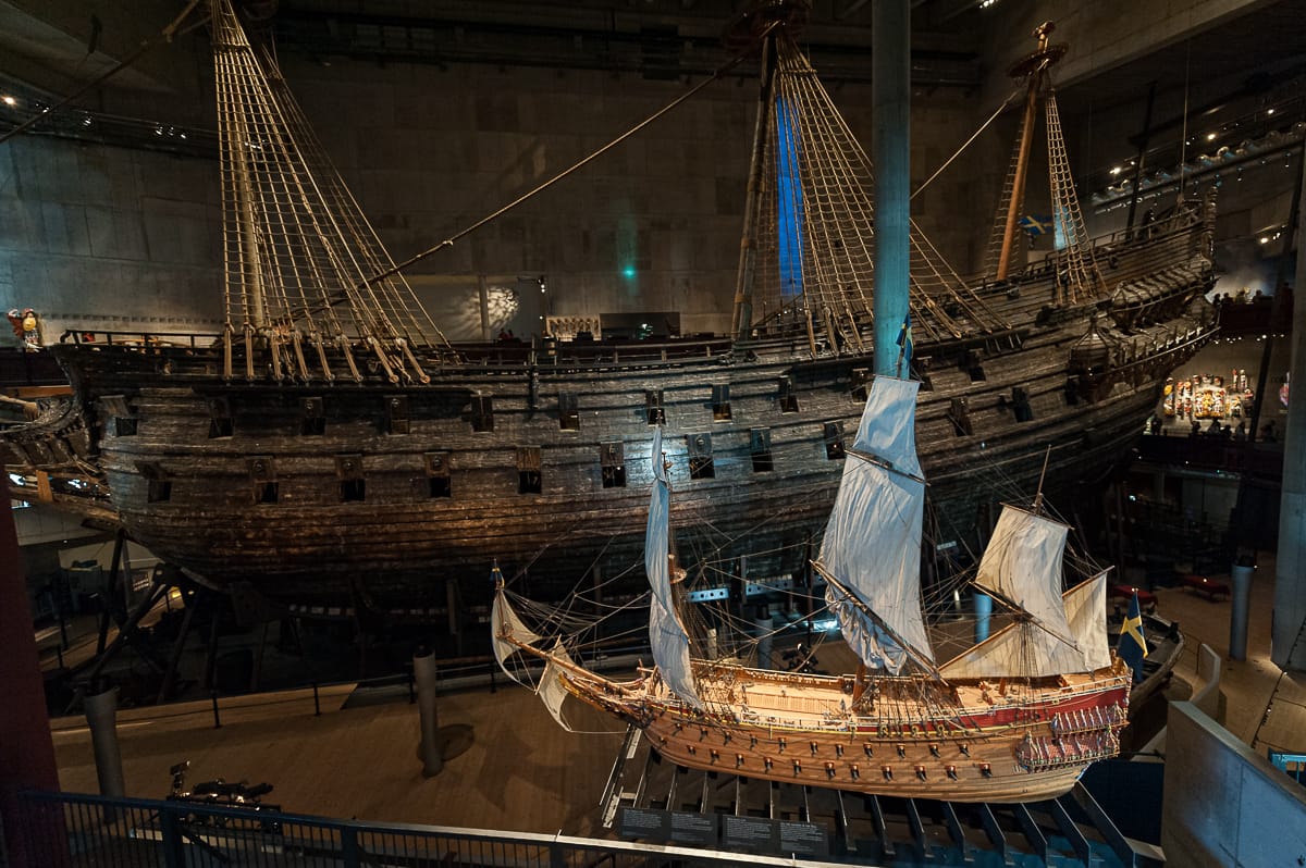 Die Galeone Vasa - Original und Modell im Vordergrund im Vasa Museum.