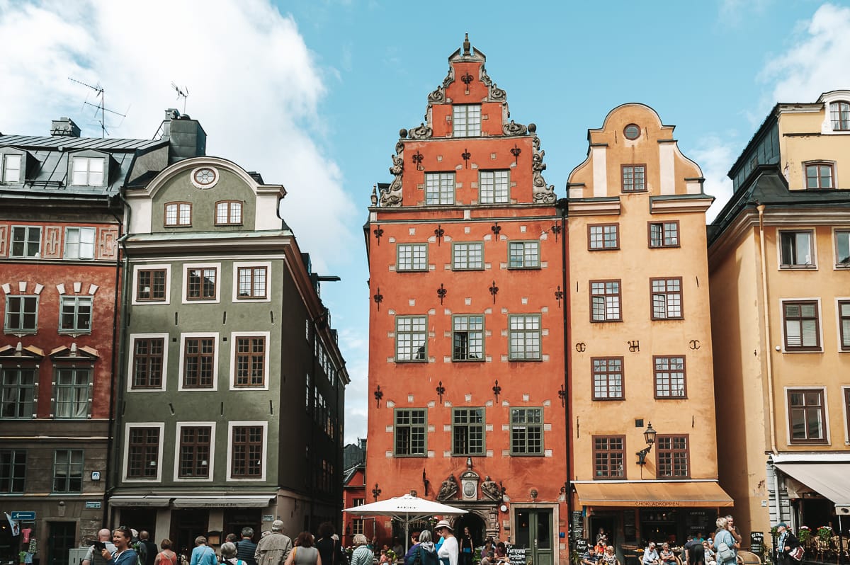 Stortorget - der zentrale Platz in der Altstadt von Stockholm mit bunten, alten Häusern.