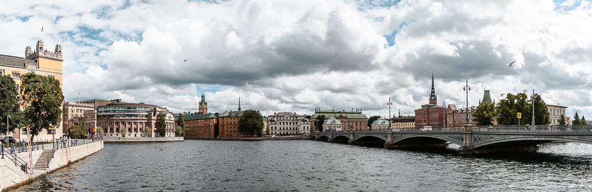 Blick auf den Reichstag (links) und Gamla Stan mit seinen Kirchen im Hintergrund, Wasser im Vordergrund