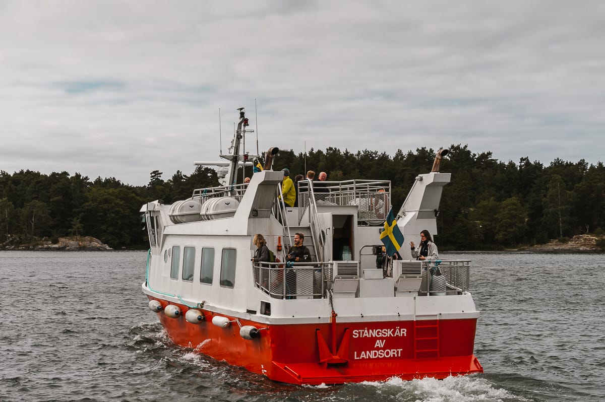Fährboot zur Schäreninsel im äußeren Schärengürtel von Stockholm