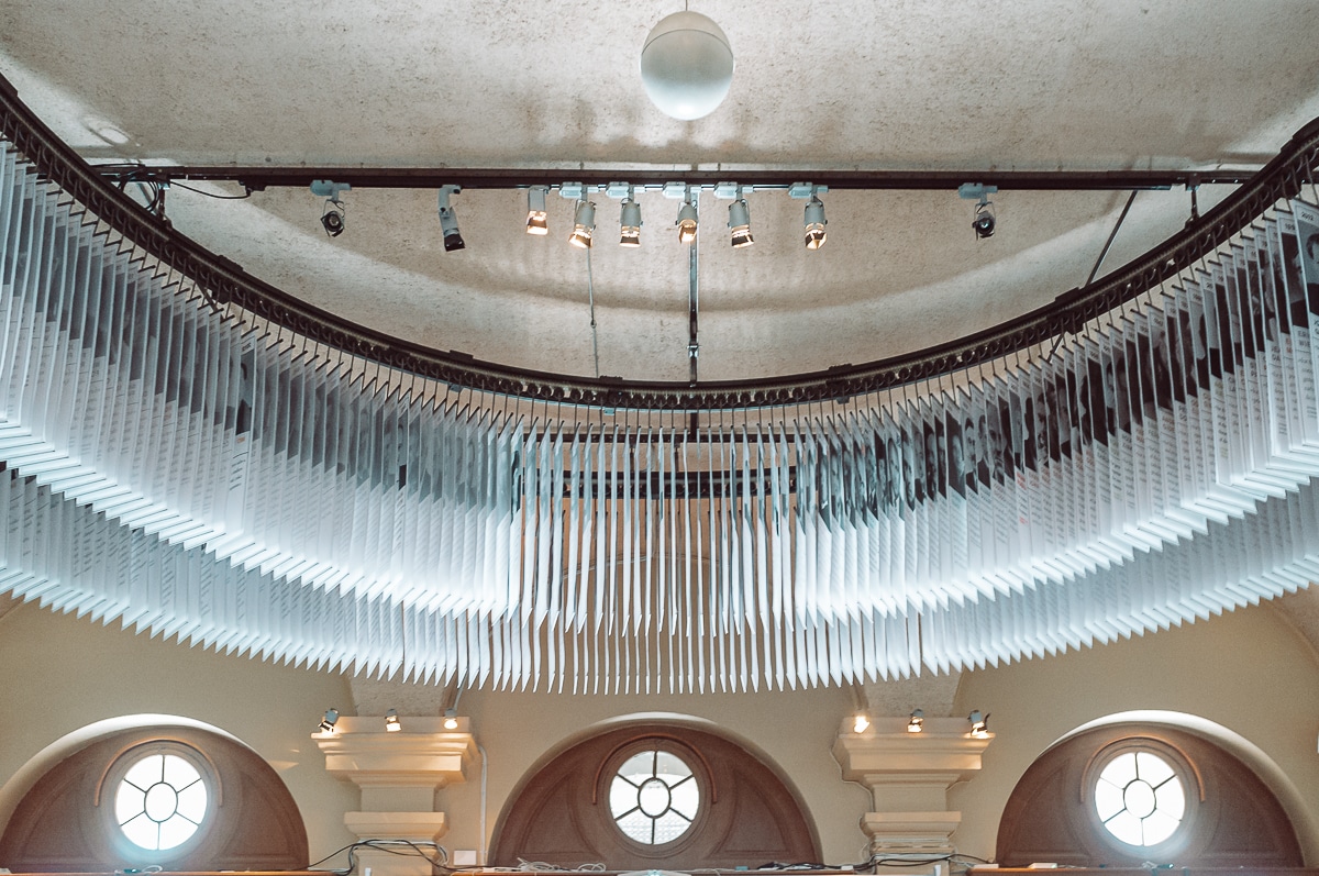 Im Nobelpreismuseum am Stortorget - Biografien der Nobelpreisträger hängen an der Decke und fahren an einem Schienensystem durchs Museum