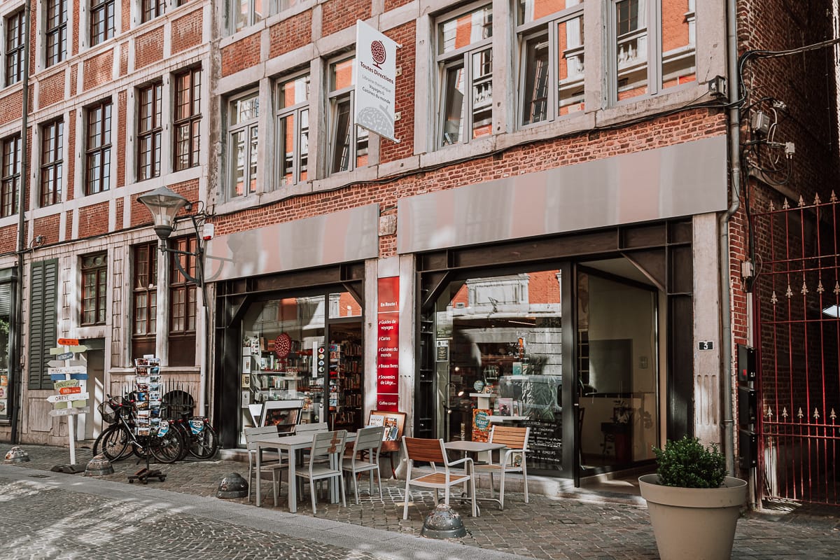 Reisebuchladen Toutes Directions, Eingang mit Café-Bestuhlung im Außenbereich.