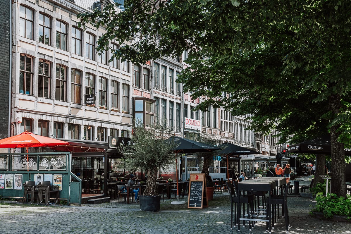 Place du Marché mit vielen Restaurants und Cafés, Lüttich