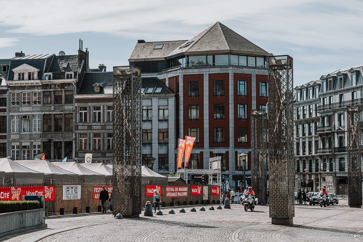 Place Saint Lambert - Stahlsäulen für den Standort der alten Kathedrale von Lüttich