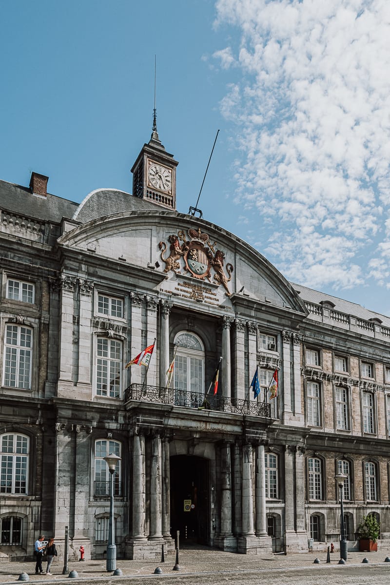 Eingangsportal des fürstbischöfliche Palais "Le Palais des Princes-Évêques" in Lüttich.