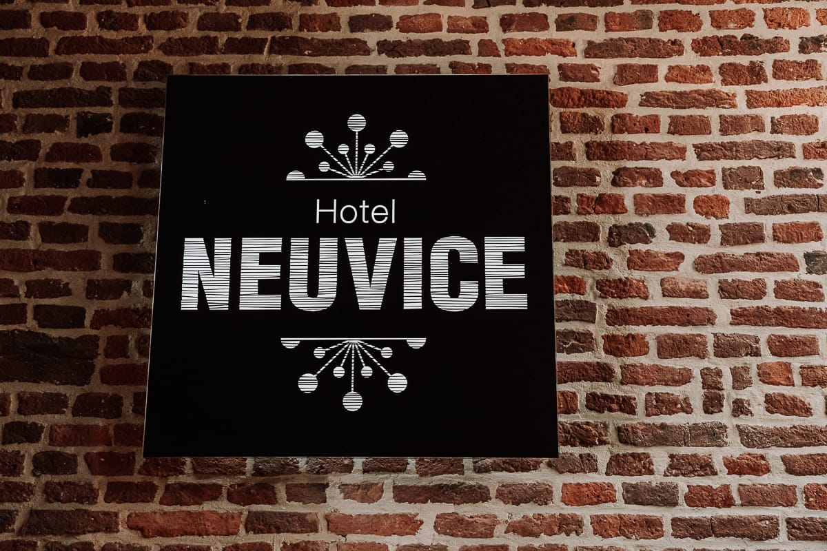 Schild an einer Backsteinmauer vom Hotel Neuvice, En Neuvice, Lüttich.
