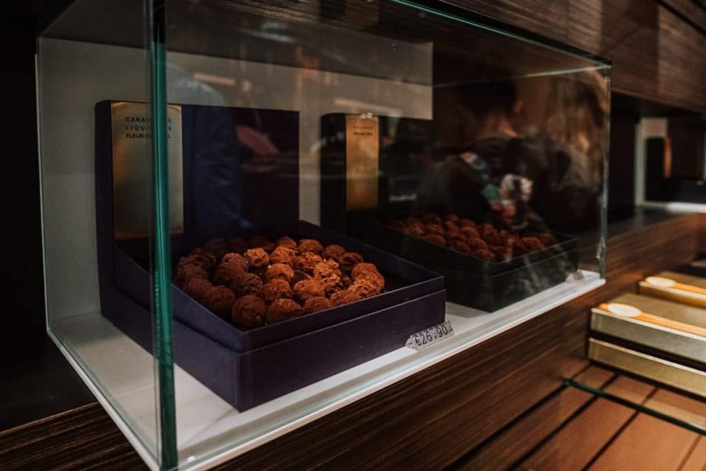 Pralinenschachtel in einer Glasvitrine bei Benoit Nihant