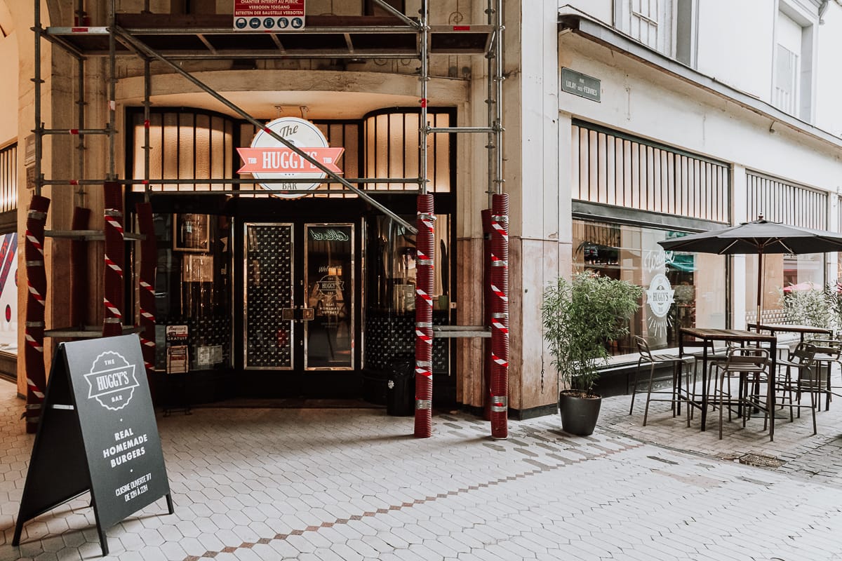 Eingang zur Huggy's Bar in der Passage Lemonnier mit Baugerüst, da gerade renoviert wird.