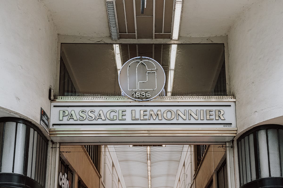 Leuchtschrift über dem Eingang zur Passage Lemonnier, Lüttich