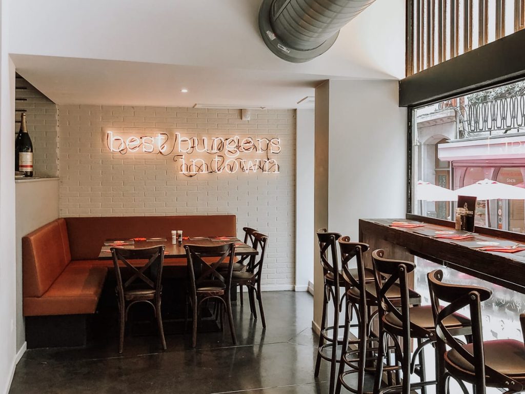 Ecke im Restaurant mit Leuchtschrift "Best Burger in Town"