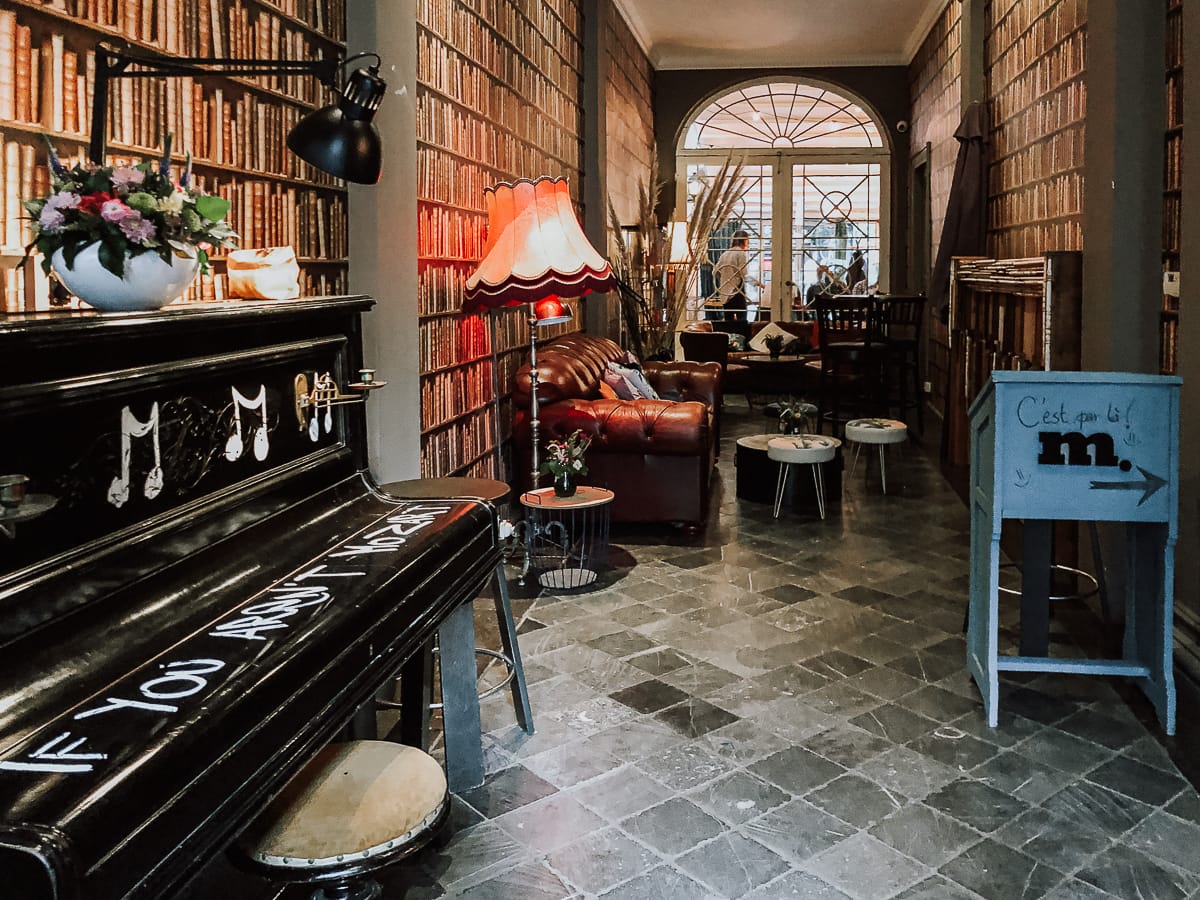 Eingangsbereich Bar Brutàl im Kathedralenviertel, bemaltes Klavier und Lounge