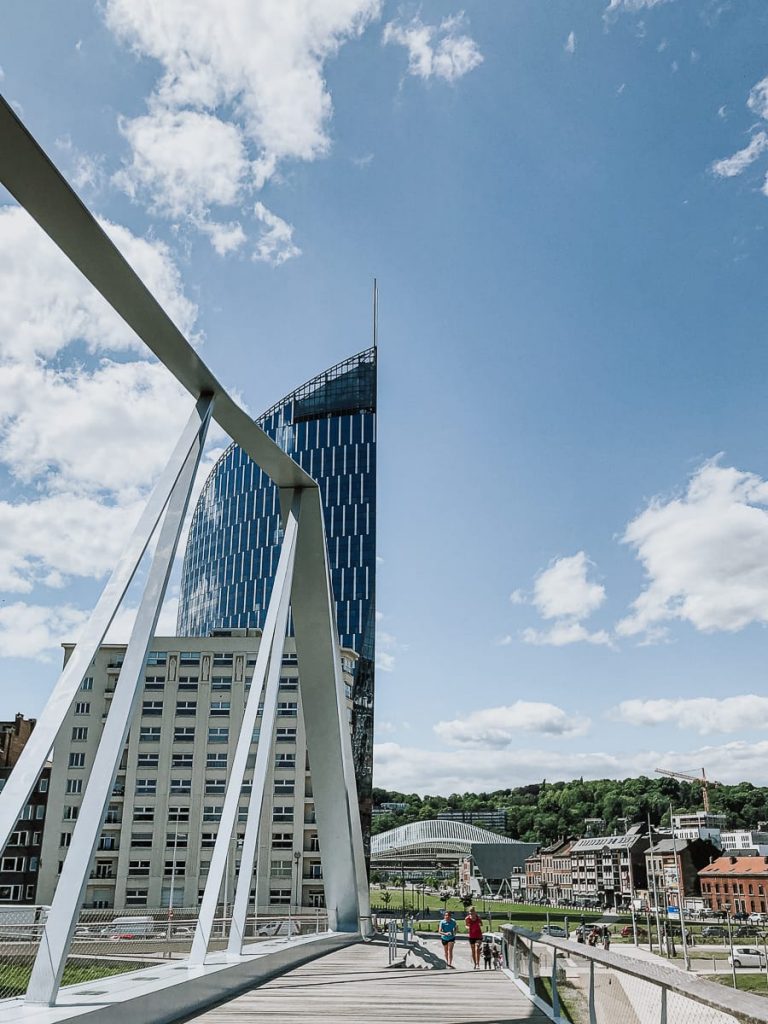 Blick von der Fußgängerbrücke auf den Tour Paradis und den Bahnhof im Hintergrund