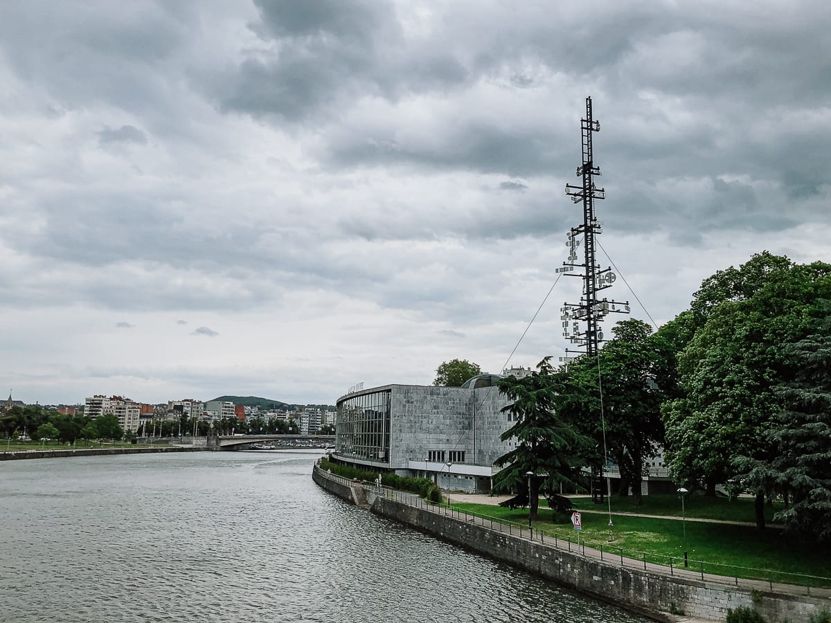 Der kybernetische Turm von Lüttich, davor die Maas, Blick von der Fußgängerbrücke Passerelle La Belle-Liégeoise