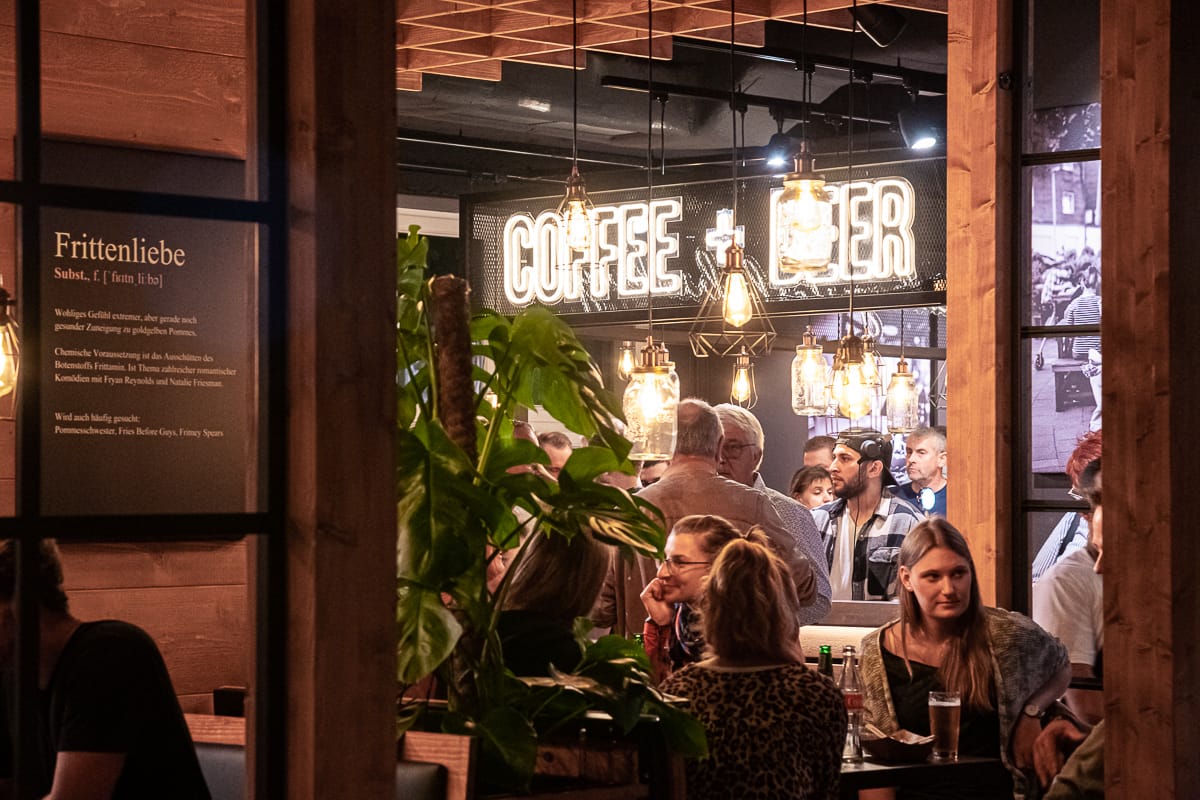 Coffee and Beer - die neue Kaffee- und Biertheke im Obergeschoss, völlig neu im Frittenwerk Hamburg.