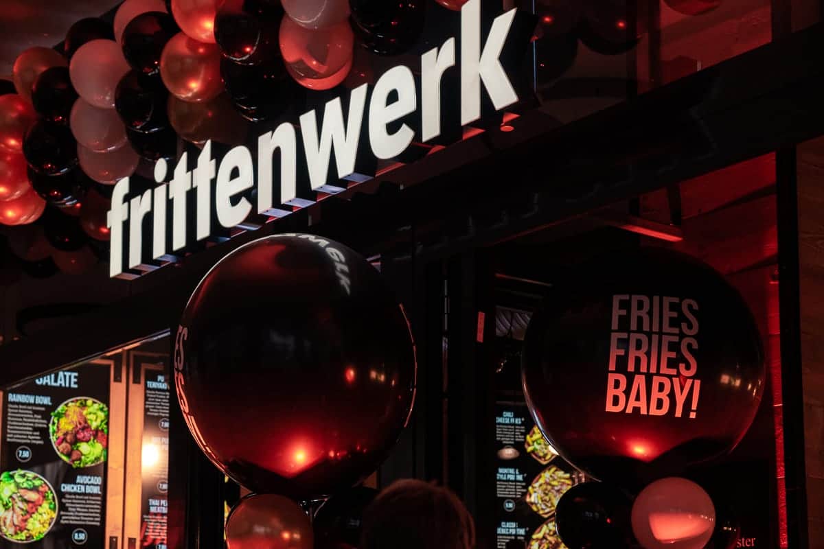 Eingang zum Frittenwerk Hamburg - geschmückt mit Ballons für die Eröffnung.