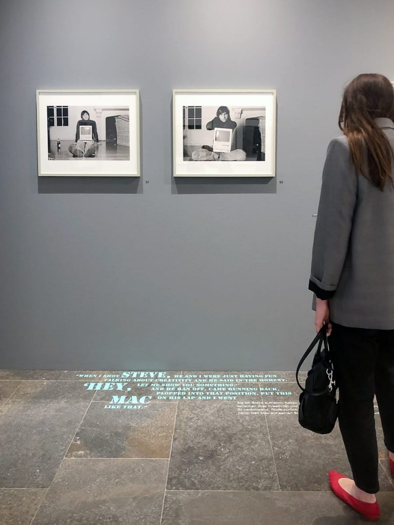 Steve Jobs mit dem ersten Macintosh