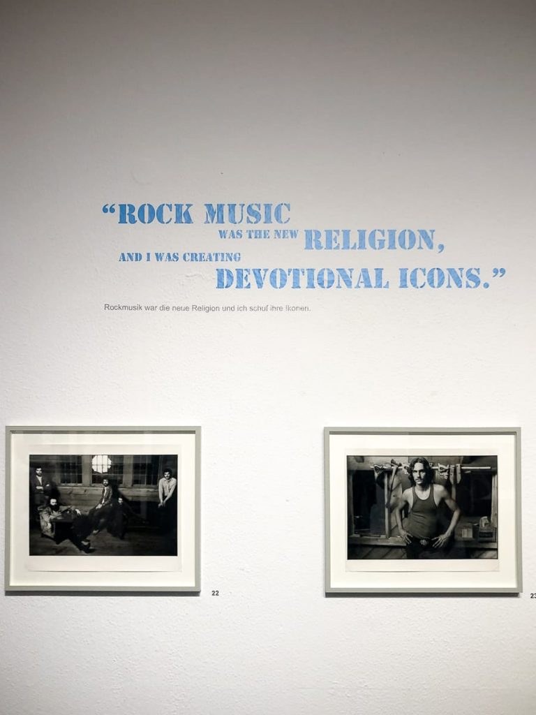 Links ist das berühmte Bild von The Band zu sehen, welches Norman Seeff zum Durchbruch verhalf