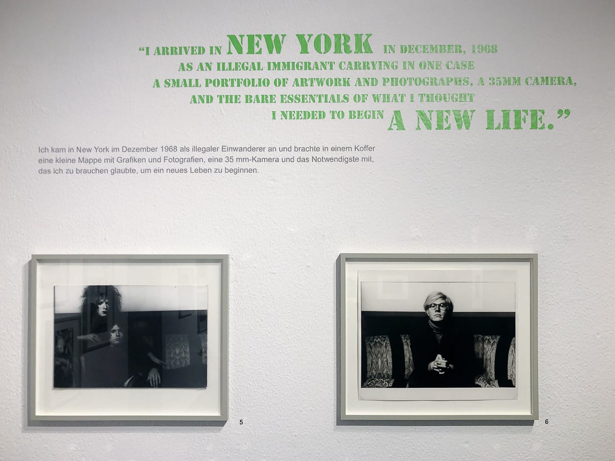 Fotos aus dem ersten Teil der Norman Seeff-Ausstellung im MAKK Köln mit Andy Warhol auf dem rechten Foto der beiden im Foto sichtbaren Fotos