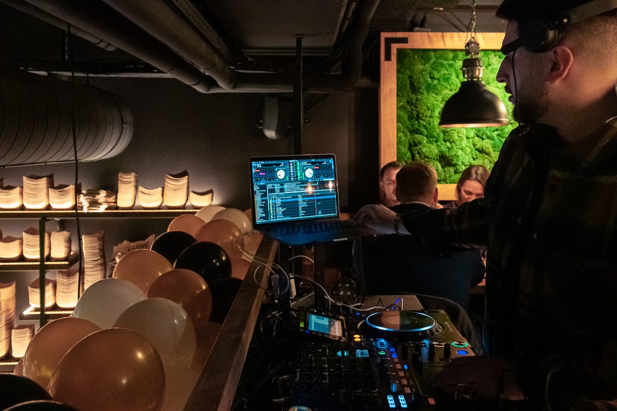 DJ bei der Arbeit während des Openings in Oberhausen