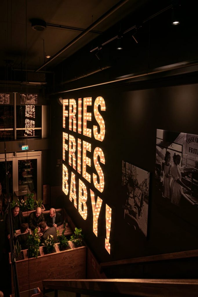 überdimensioniertes Fries, Fries, Baby! im Treppenaufgang im Frittenwerk Oberhausen
