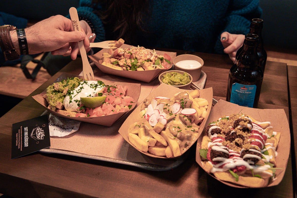 eine Auswahl an Poutines und Fritten mit Toppings