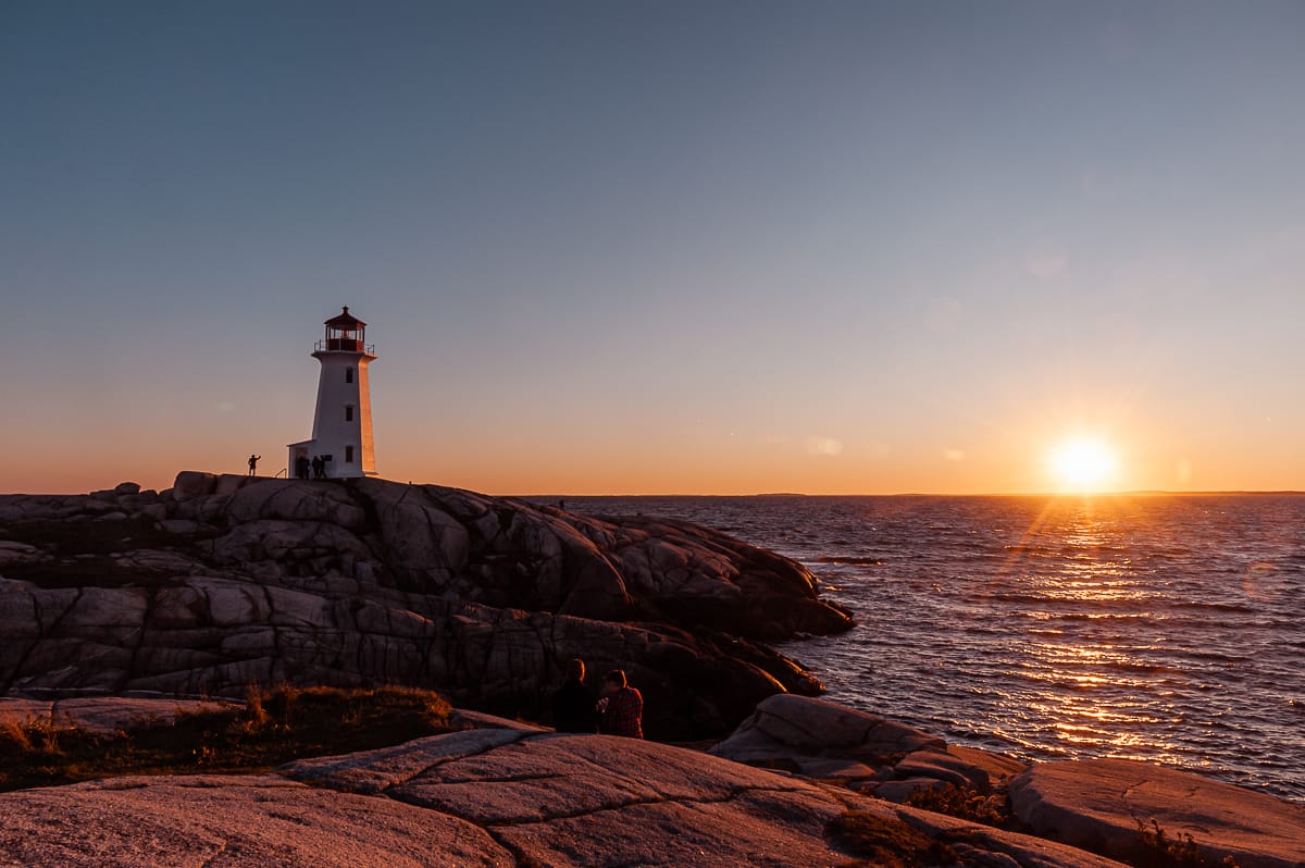 Leuchtturm von Peggy's Cove an der Atlantikküste von Nova Scotia bei Sonnenuntergang