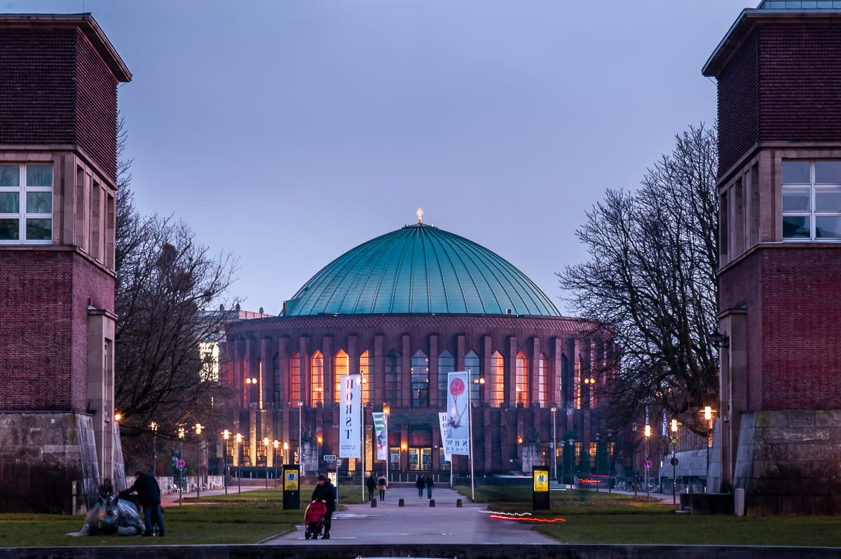 Duesseldorf Tonhalle zur blauen Stunde, Blick durch den Ehrenhof, Tonhalle beleuchtet.