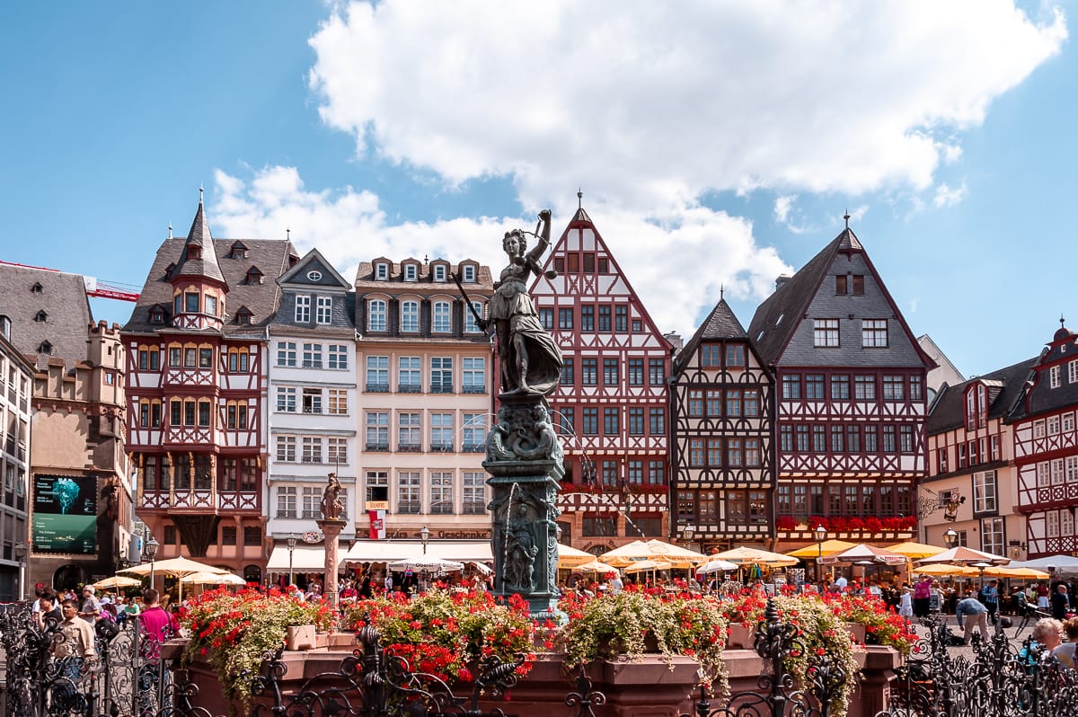 Frankfurter Römer - Brunnen mit Blumen im Vordergrund, Fachwerkhäuser im Hintergrund