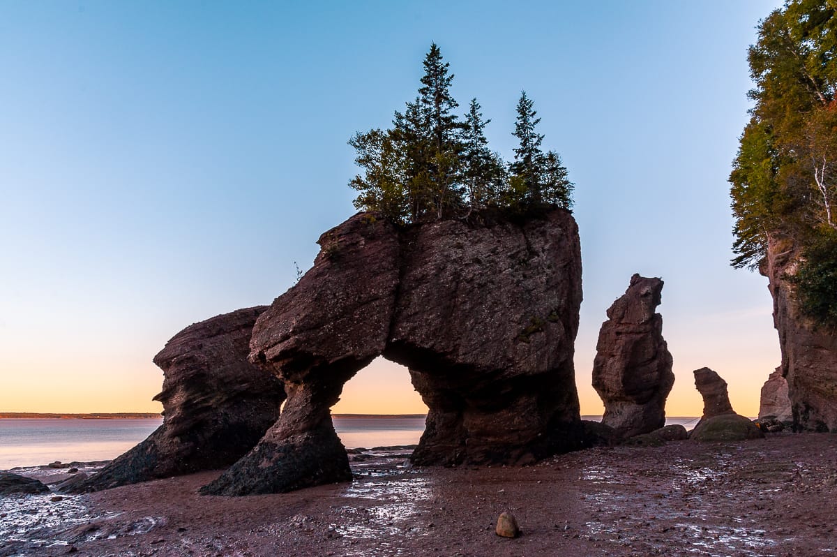 Hopewell Rocks Felsformation in New Brunswick bei Sonnenuntergang und Ebbe.