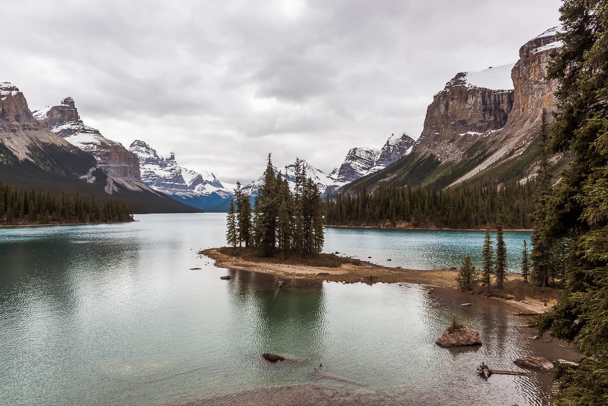 Maligne Lake, Alberta mit der Insel Spirit Island, im Hintergrund Rocky Mountains, die den See umgeben.
