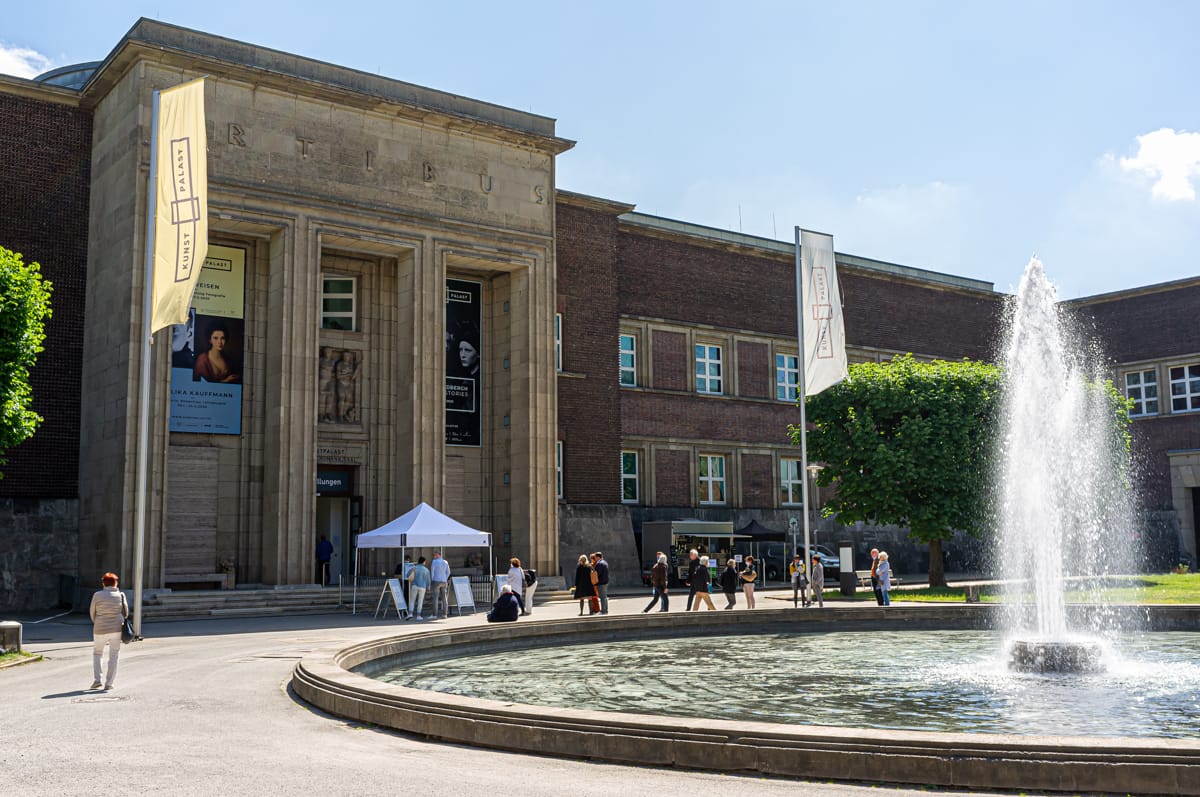 Der Kunstpalast in Düsseldorf im Mai 2020 mit Einlasszelt sowie Schlange wartender Menschen für die Ausstellungen nach der Wiedereröffnung nach dem Lockdown. 