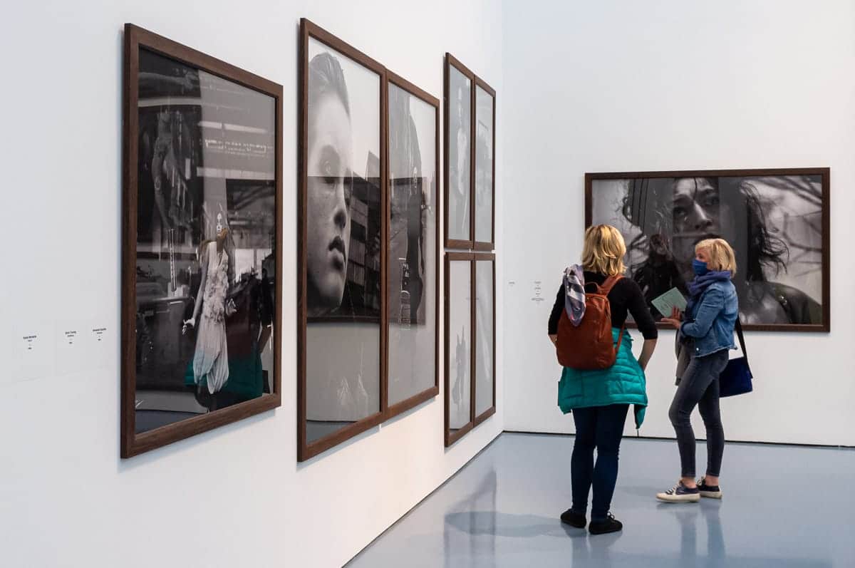 Spiegelungen der gerahmten Fotos, untypisch, aber gewollt von Peter Lindbergh. 