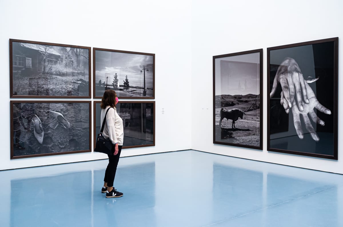 Schienbar zusammenhanglose Fotos in "Untold Stories" von peter Lindbergh, die Raum für eigene Interpretationen lassen.
