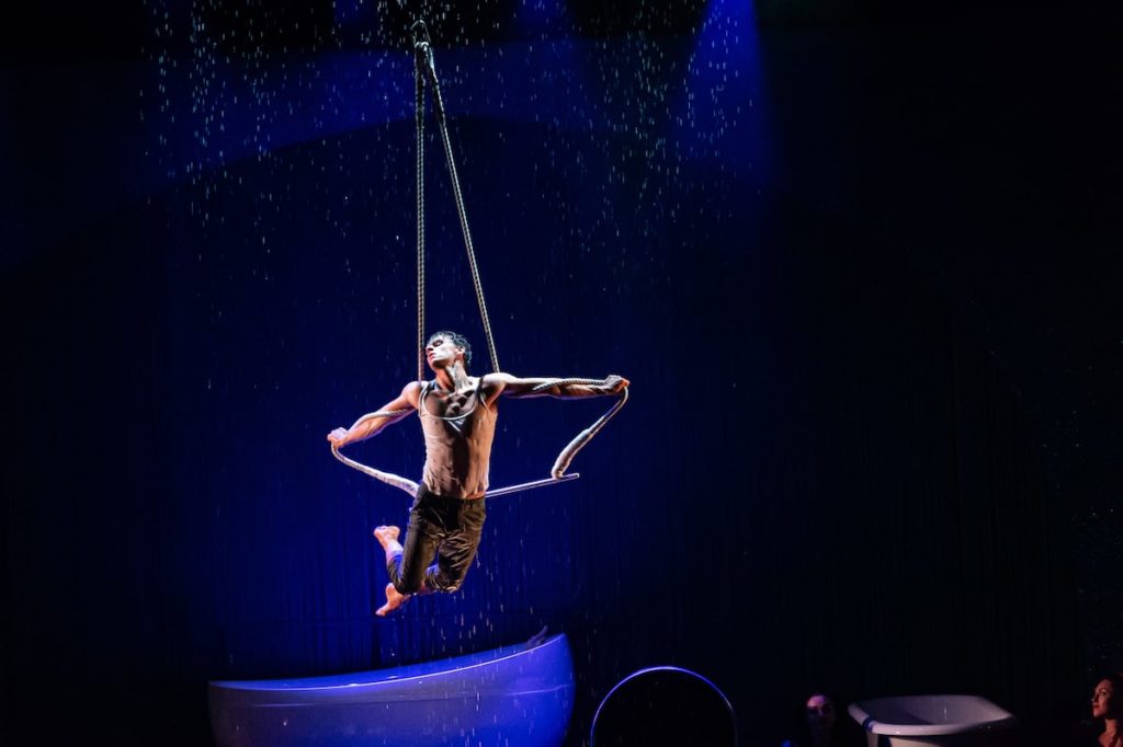 Moritz Haase mit seiner poetischen Darbietung am Trapez bei "WET - the show" im GOP Essen.