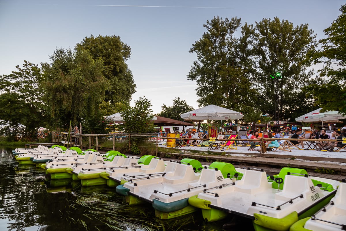 Beachclub Okercabana im Bürgerpark mit Tretbooten davor.