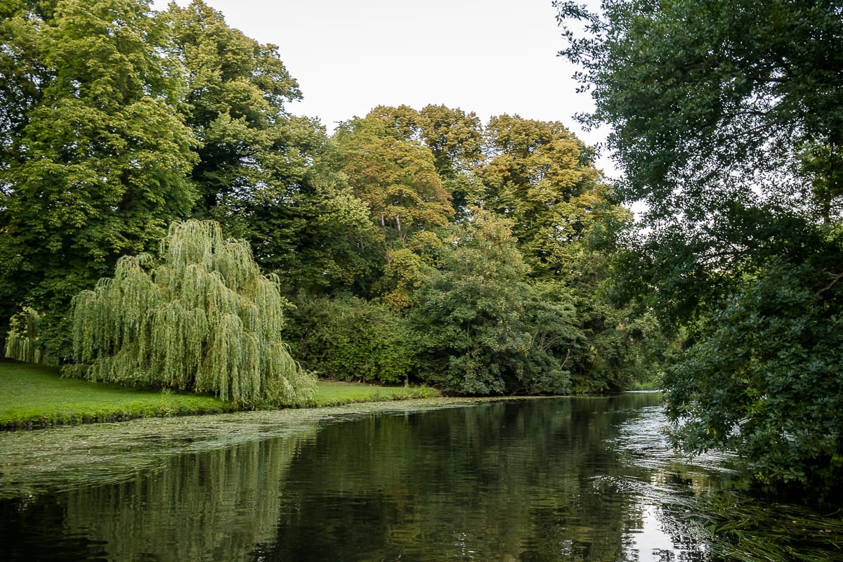 Ein Stück der Oker im Bürgerpark in Braunschweig. Ein grüner Gürtel. 