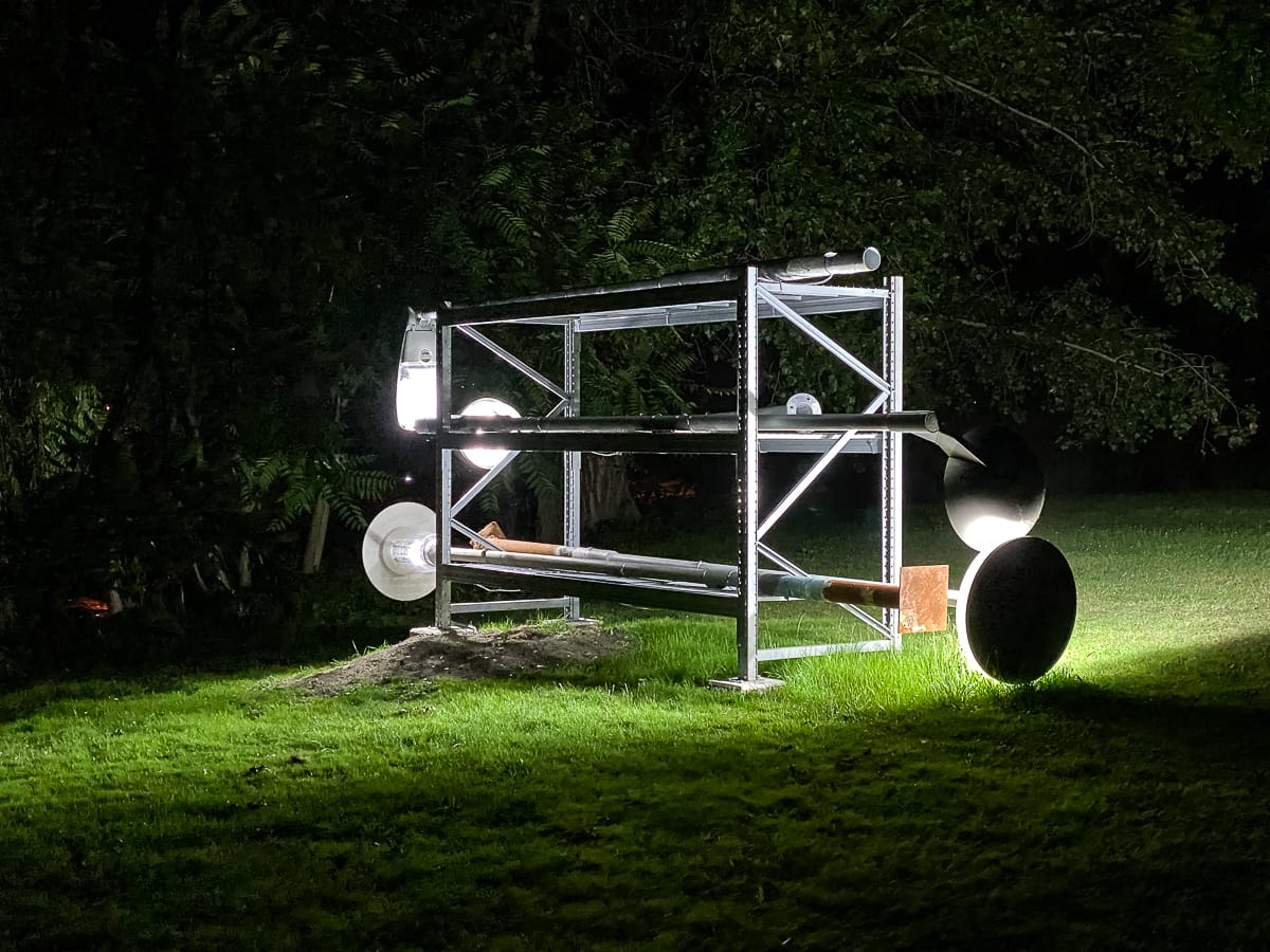Lichtinstallation "No Sleep" von Johannes Wohnseifer. Auf einem Regal liegen verschiedene ausgemusterte Laternen. 