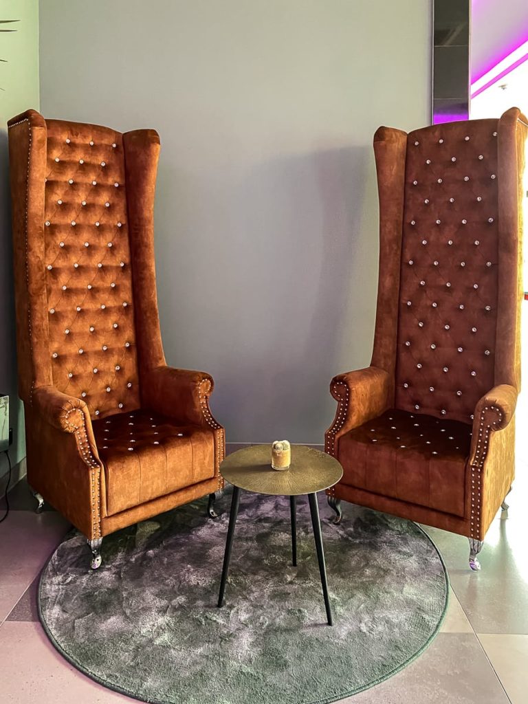 Hochstühle im braunen Vintage Look