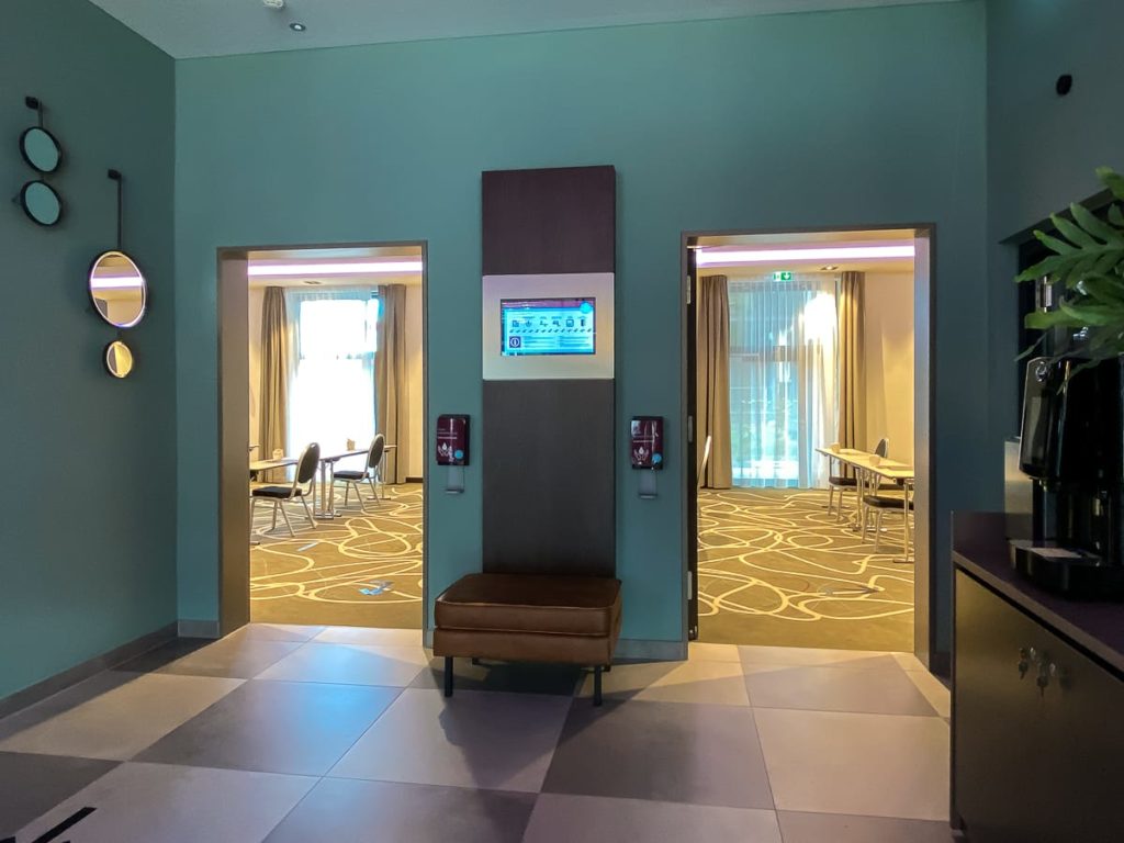 Direkt neben der Rezeption geht es zu zwei Konferenzräumen.