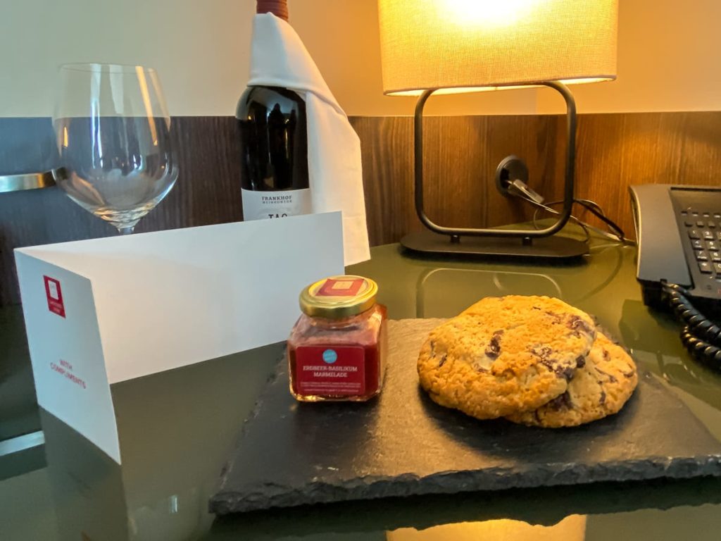 Kleine Aufmerksamkeit des Hauses - Wein, Marmelade und Cookies.