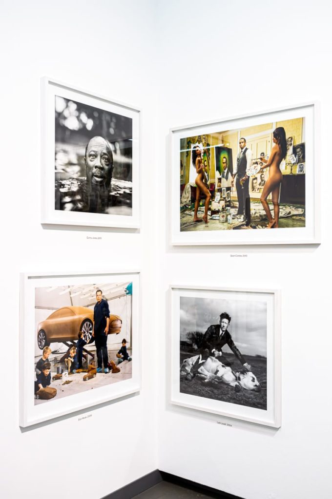 Portraits von Elon Musk, Sean Combs, Lyle Lovett und Quincy Jones.