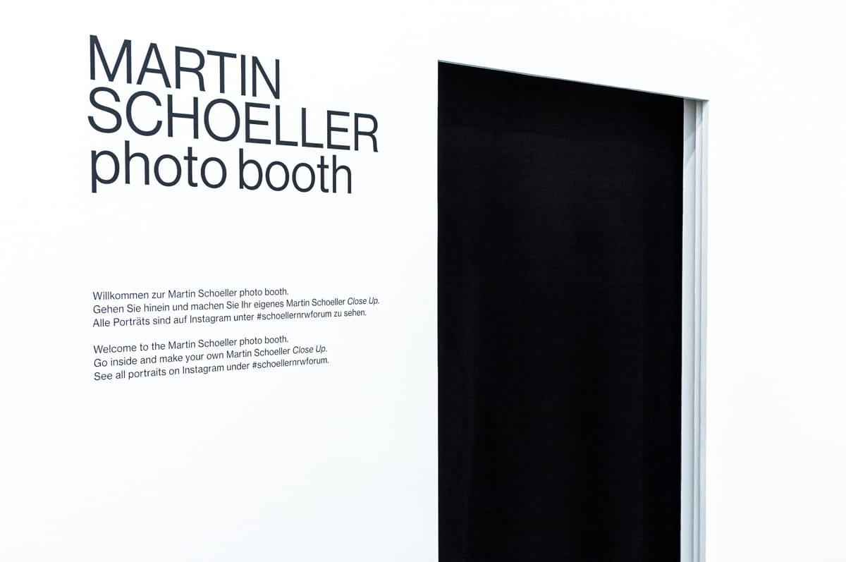 Eingang zu Martin Schoellers photo booth im NRW-Forum.
