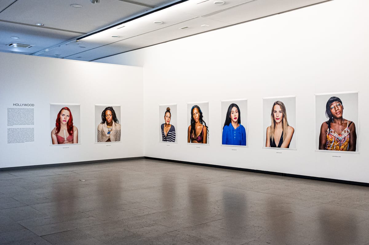 Ausstellungsblick auf die Serie Hollywood.
