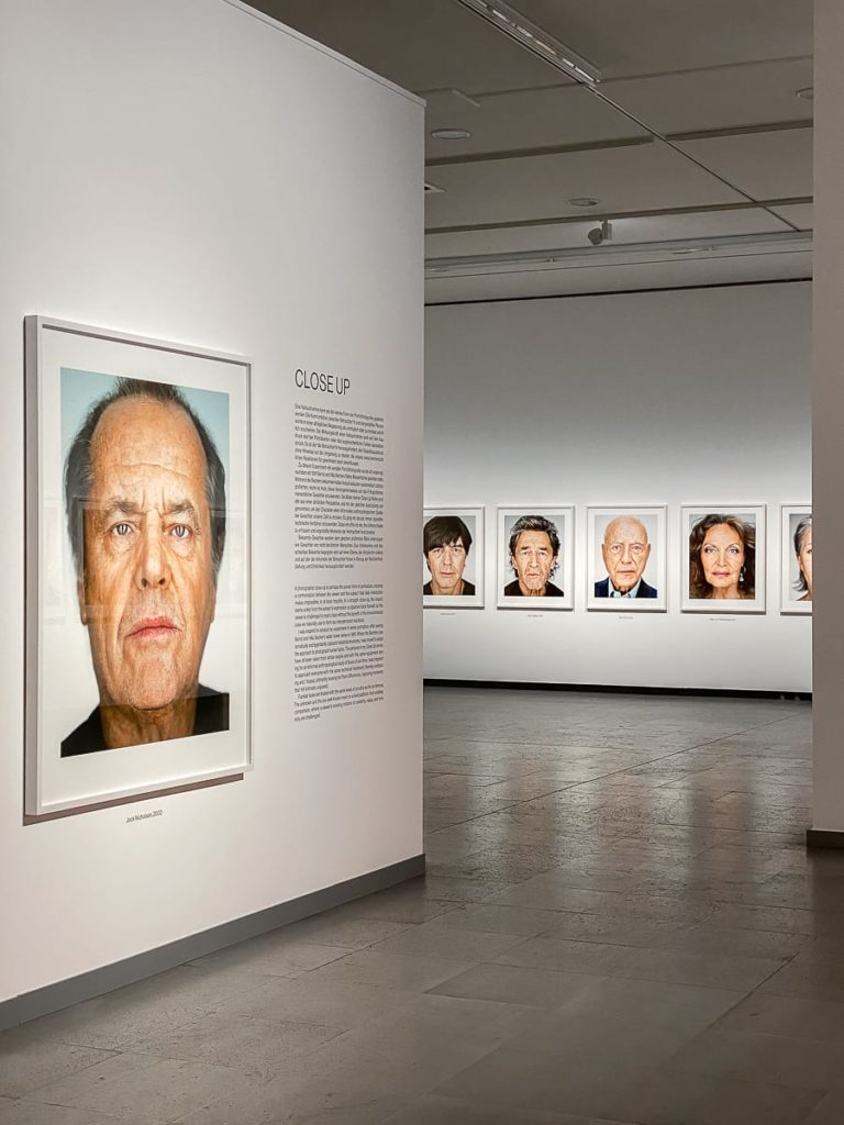 Close up von Martin Schoeller -  Portrait von Jack Nickolson im Eingangsbereich.