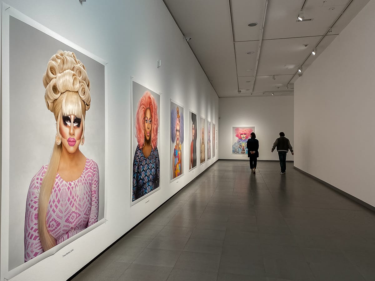 Ausstellungsansicht bei der Serie Drag Queens von Martin Schoeller im NRW-Forum in Düsseldorf.
