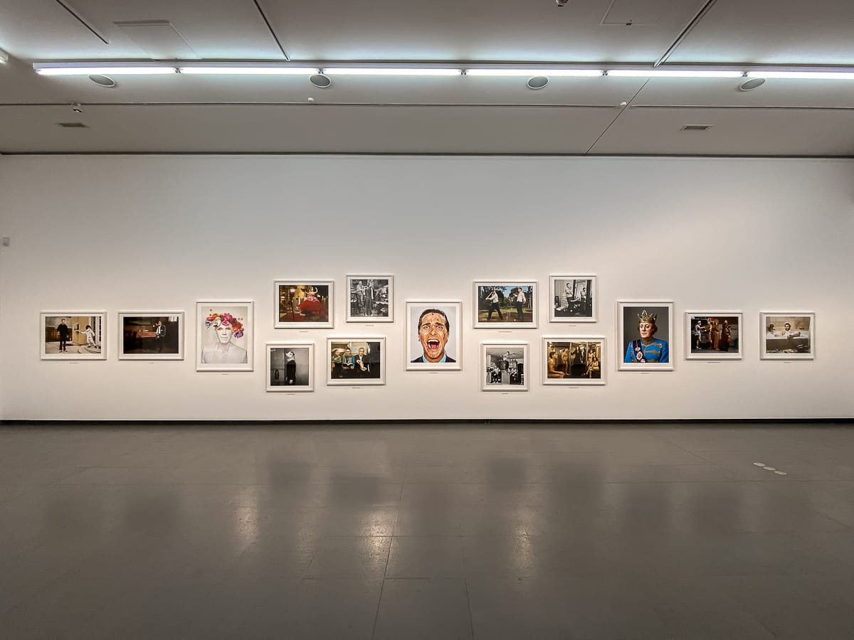 Serie Portraits von Martin Schoeller im NRW-Forum - Übersicht einer Wand.