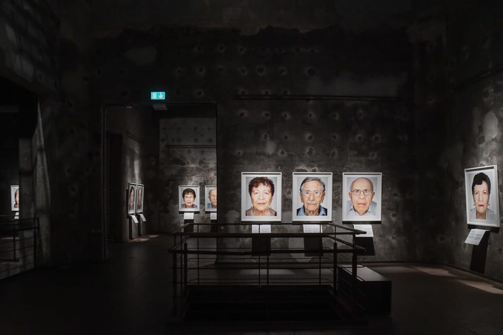 Dunkler Raum in der Kokerei Zollverein, bei der nur die "Survivors" hervorleuchten.